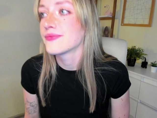 EvelynBlond26 webcam