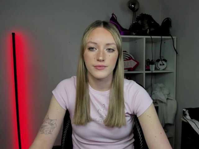 EvelynBlond26 webcam