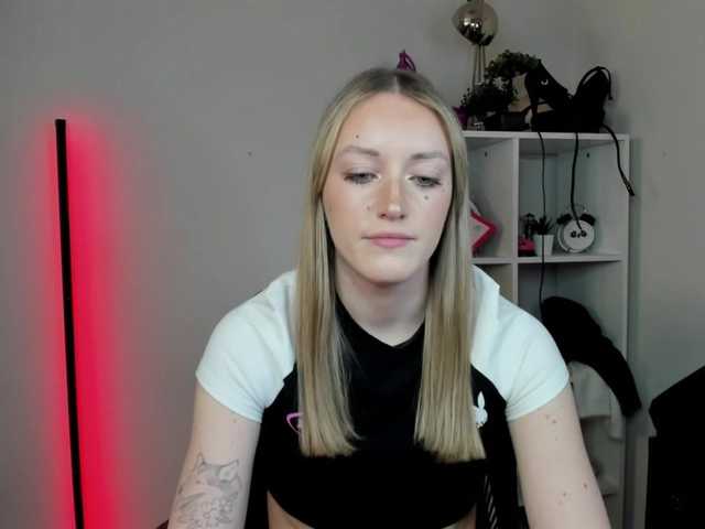 EvelynBlond's BongaCams show and profile