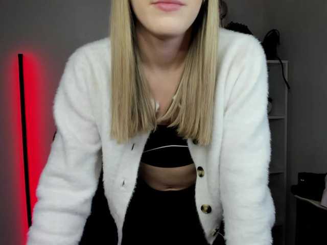 EvelynBlond's BongaCams show and profile