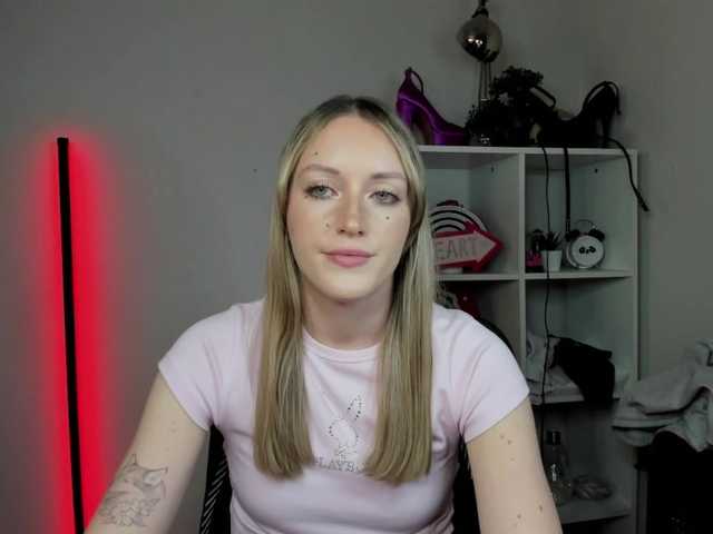 EvelynBlond's BongaCams show and profile