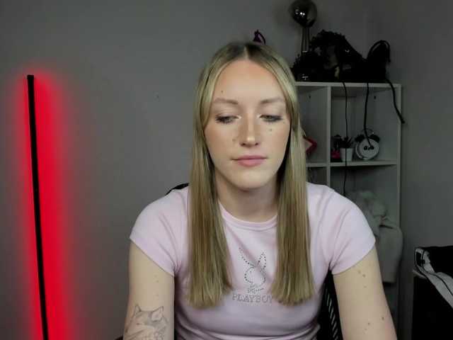 EvelynBlond's BongaCams show and profile