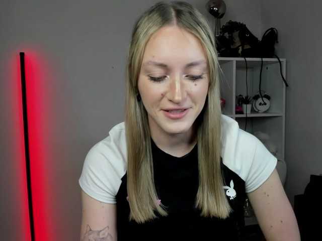 EvelynBlond26 webcam