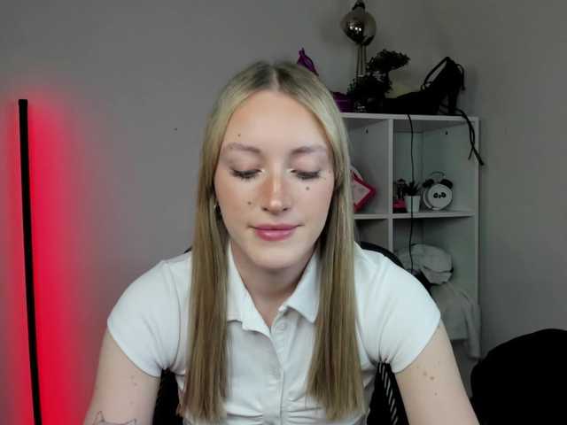EvelynBlond's BongaCams show and profile