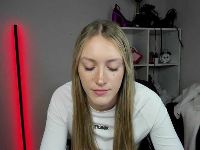 EvelynBlond26 webcam
