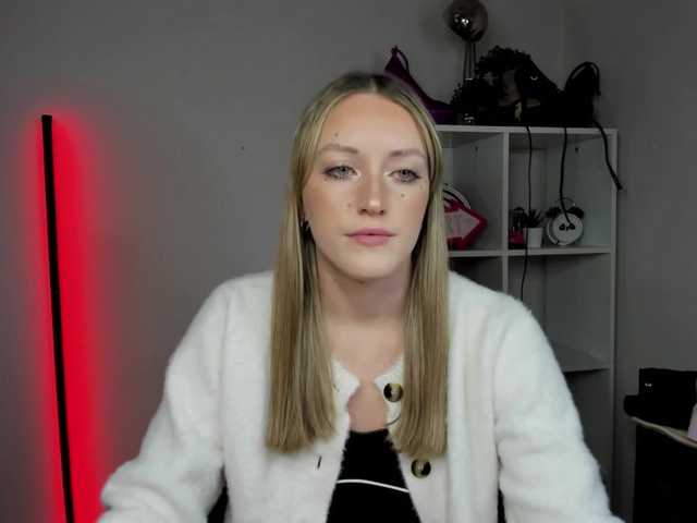 EvelynBlond's BongaCams show and profile