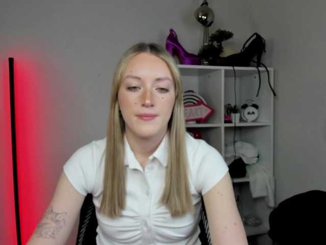 EvelynBlond's BongaCams show and profile