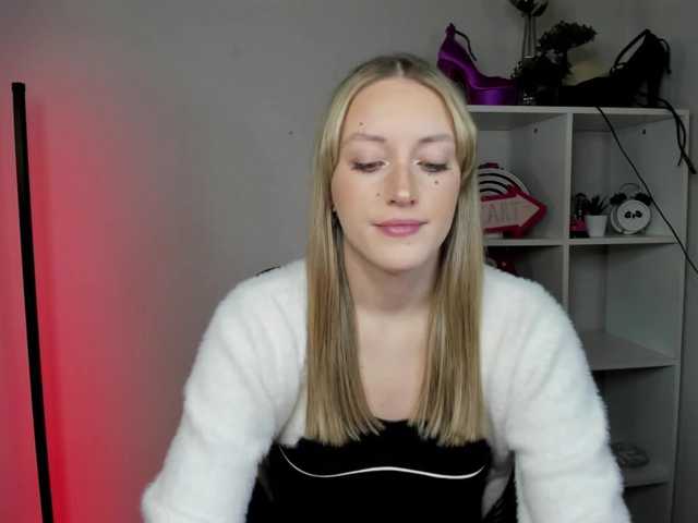 le modèle EvelynBlond26 est en webcam porno dans un show sur le site bongacams, il possède les tags suivants: White/Caucasian,Blonde,Shaved