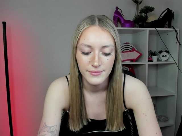 le modèle EvelynBlond26 est en webcam porno dans un show sur le site bongacams, il possède les tags suivants: White/Caucasian,Blonde,Shaved