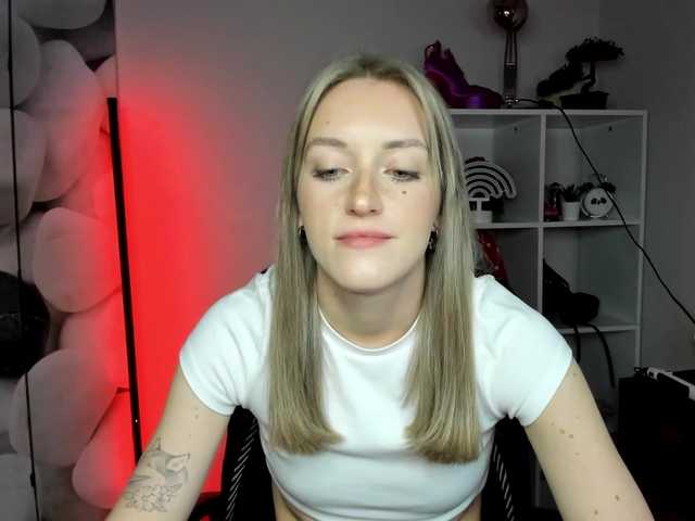 EvelynBlond26 webcam