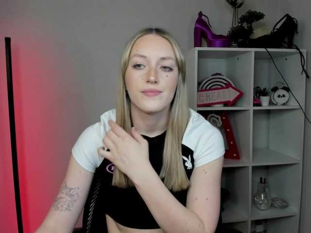 le modèle EvelynBlond26 est en webcam porno dans un show sur le site bongacams, il possède les tags suivants: White/Caucasian,Blonde,Shaved