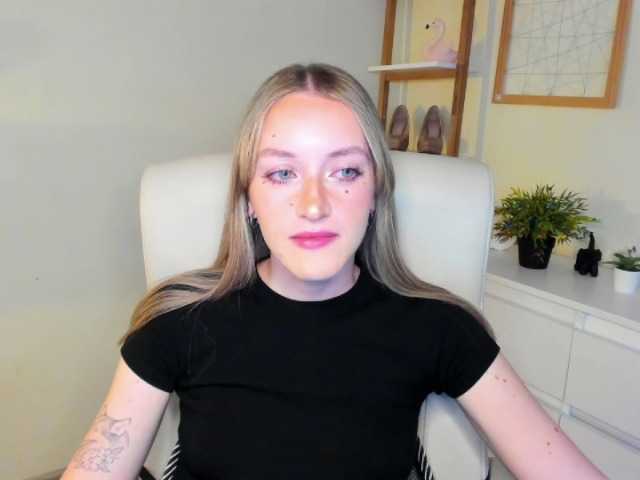 EvelynBlond26 webcam