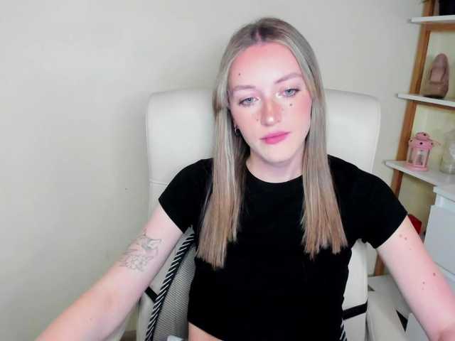 EvelynBlond26 webcam
