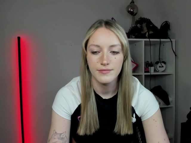EvelynBlond's BongaCams show and profile