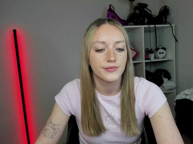 EvelynBlond26 webcam