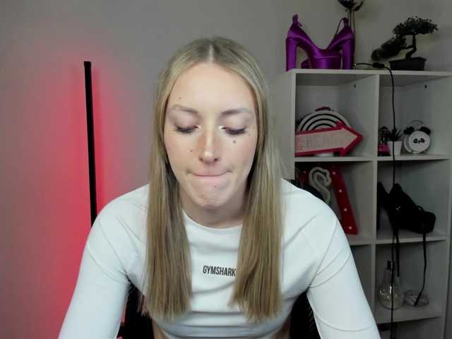 EvelynBlond26 webcam