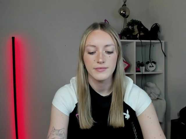 EvelynBlond's BongaCams show and profile