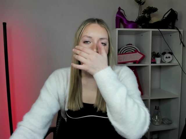 le modèle EvelynBlond26 est en webcam porno dans un show sur le site bongacams, il possède les tags suivants: White/Caucasian,Blonde,Shaved