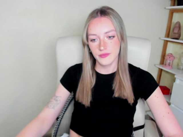 EvelynBlond26 webcam