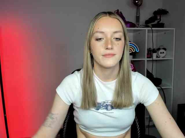 EvelynBlond26 webcam