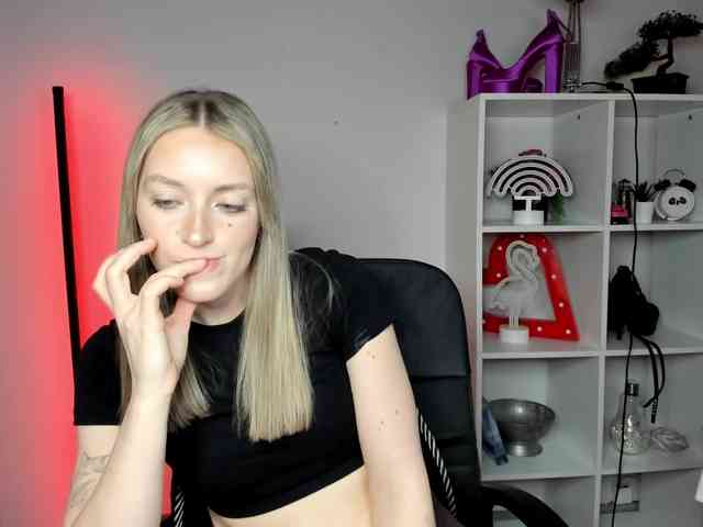 EvelynBlond26 webcam