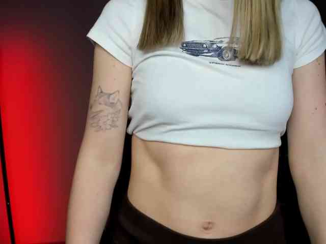 EvelynBlond26 webcam