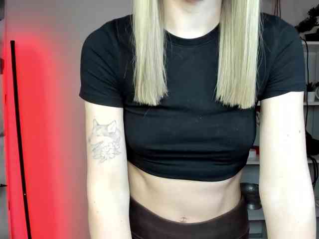 EvelynBlond26 webcam