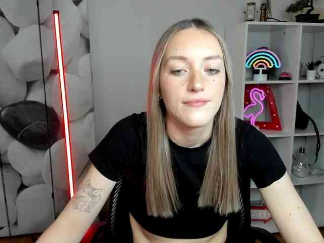 EvelynBlond26 webcam