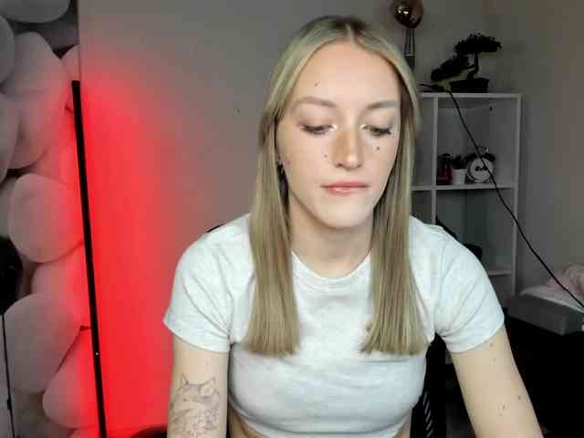 EvelynBlond26 webcam