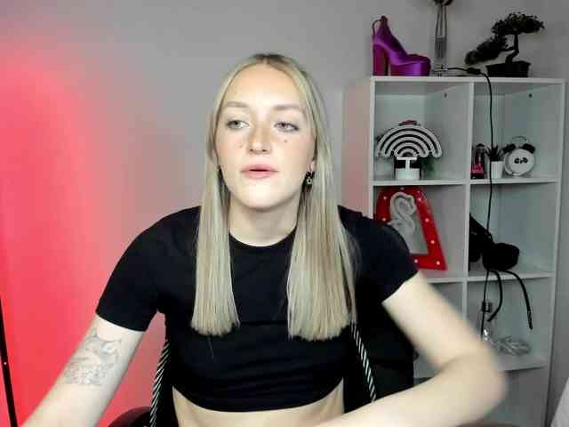 EvelynBlond26 webcam