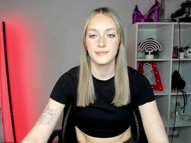 EvelynBlond26 webcam