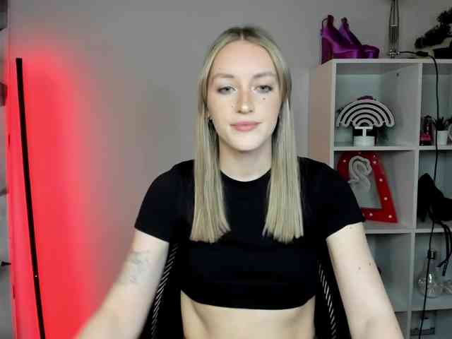 EvelynBlond26 webcam
