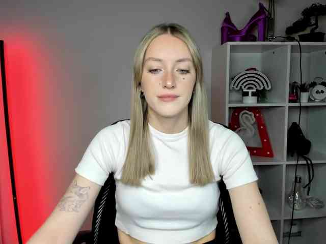 EvelynBlond26 webcam