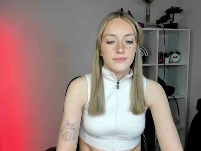 EvelynBlond26 webcam