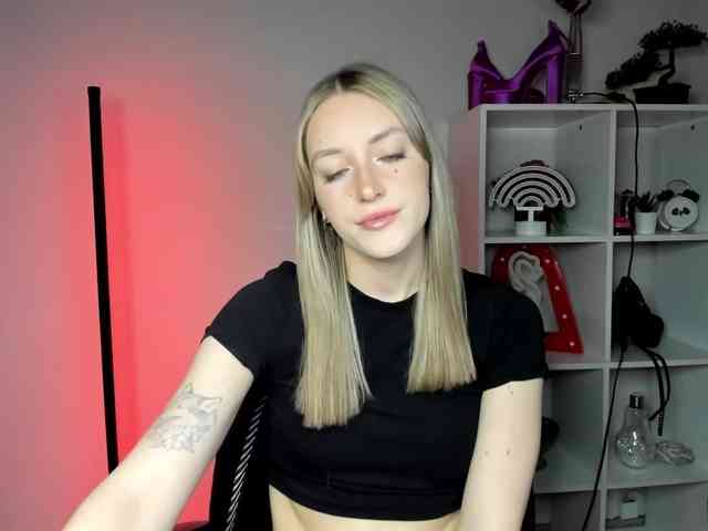 EvelynBlond26 webcam
