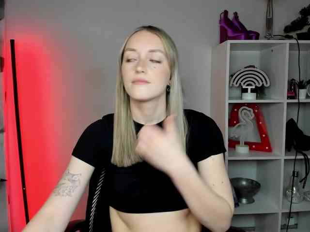 EvelynBlond26 webcam