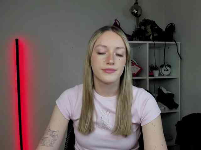 EvelynBlond26 webcam