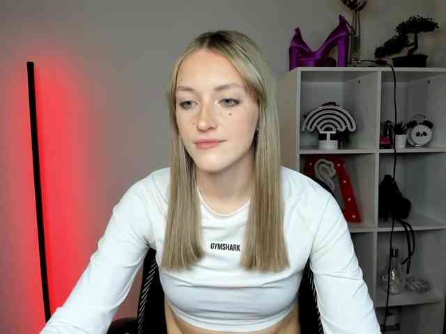EvelynBlond26 webcam