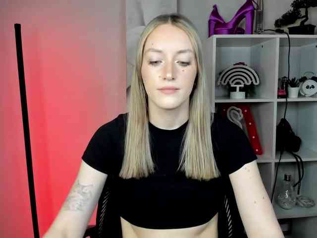 EvelynBlond26 webcam