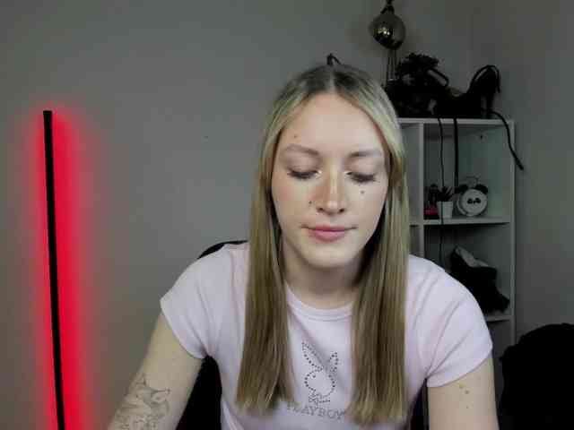 EvelynBlond26 webcam