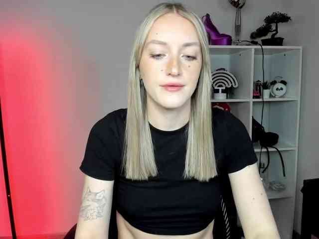 EvelynBlond26 webcam