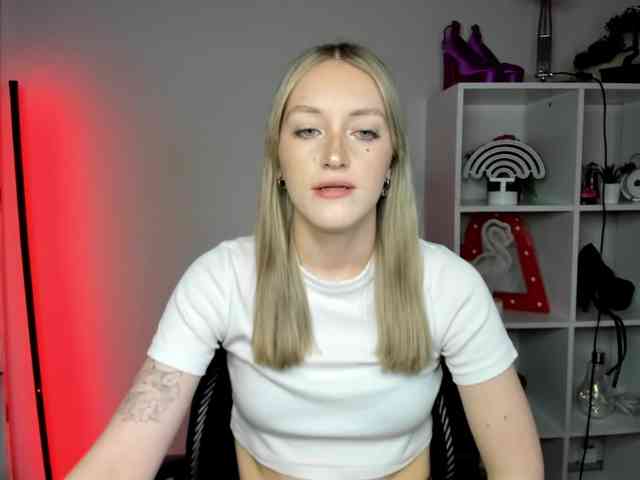 EvelynBlond26 webcam