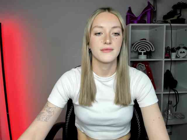 EvelynBlond26 webcam