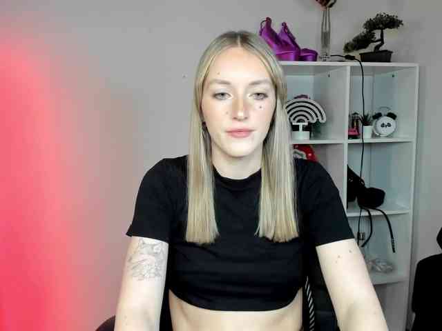 EvelynBlond26 webcam