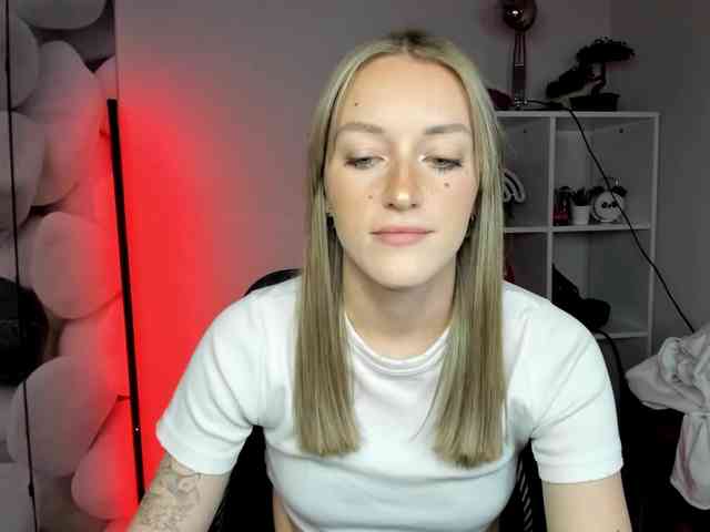 EvelynBlond26 webcam