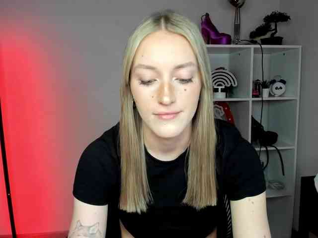 EvelynBlond26 webcam