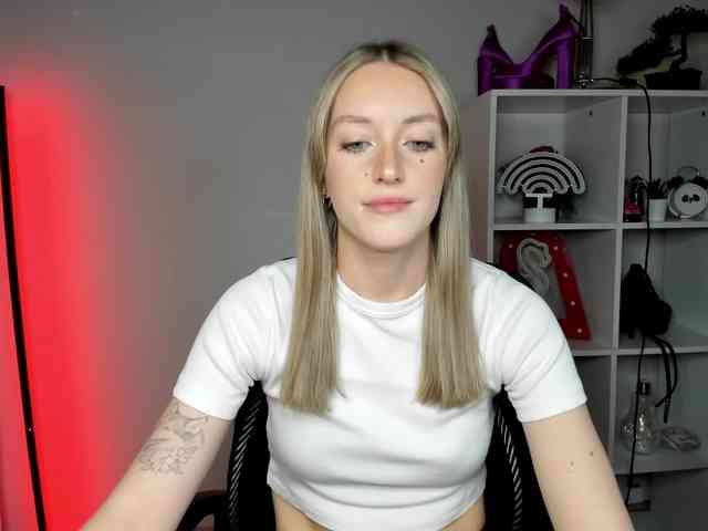 EvelynBlond26 webcam
