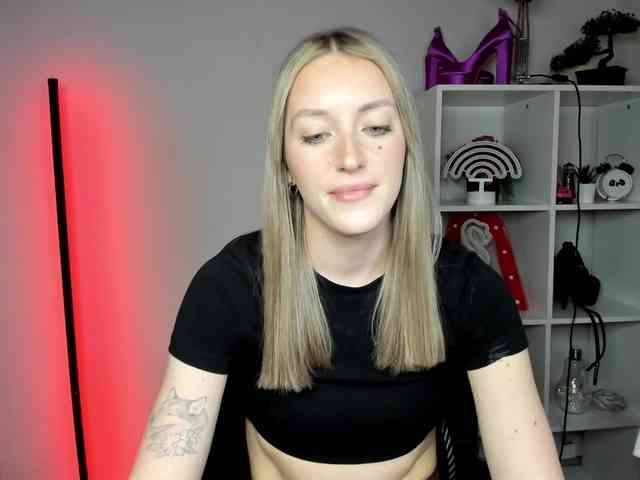 EvelynBlond26 webcam