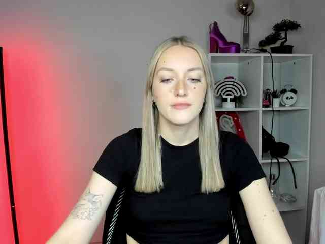 EvelynBlond26 webcam