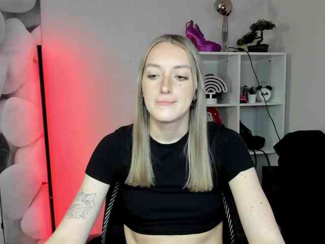 EvelynBlond26 webcam